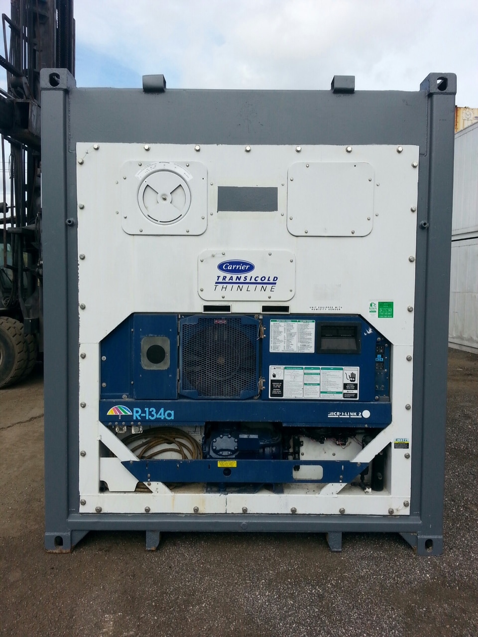 Refrigerated reefer shipping container with built-in cooling unit