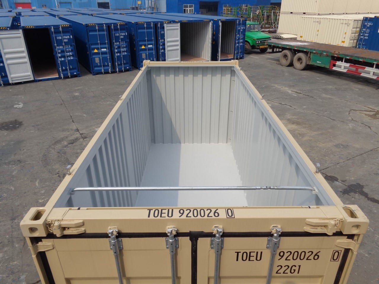Open-top shipping container for loading cargo from above